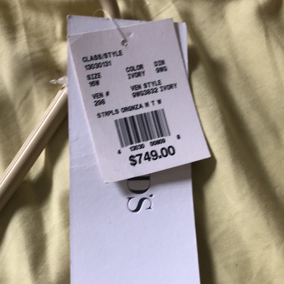 US16W David's Bridal ivory organza mermaid dress with lace-up back used1x - Picture 8 of 9